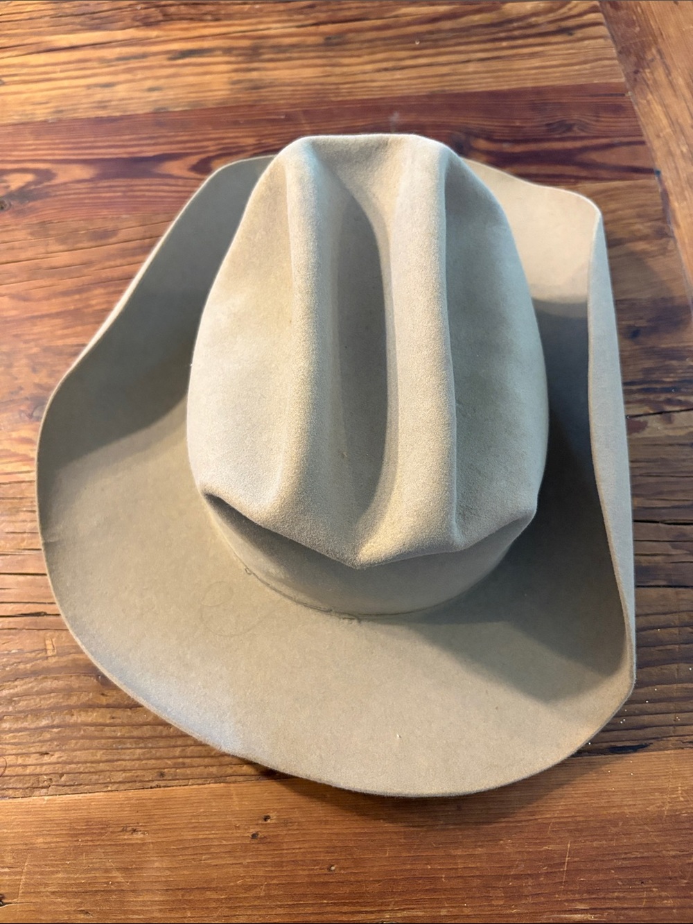 Classic Wide-Brim Felt Cowboy Hat in Taupe